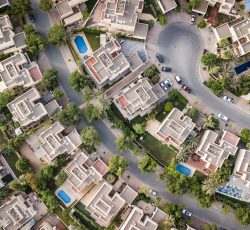 نمای رومی ساختمان با قطعات سنگی