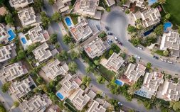 نمای رومی ساختمان با قطعات سنگی