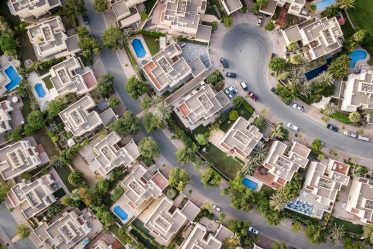 نمای رومی ساختمان با قطعات سنگی
